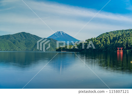[Kanagawa Prefecture] Summer Fuji as seen from Lake Ashi in the early morning 115807121
