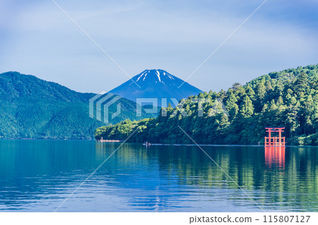 [Kanagawa Prefecture] Summer Fuji as seen from Lake Ashi in the early morning 115807127