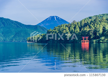 [Kanagawa Prefecture] Summer Fuji as seen from Lake Ashi in the early morning 115807130