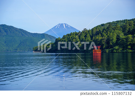 [Kanagawa Prefecture] Summer Fuji as seen from Lake Ashi in the early morning 115807132