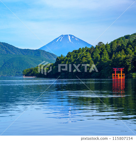 [Kanagawa Prefecture] Summer Fuji as seen from Lake Ashi in the early morning 115807154