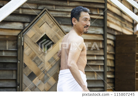 一名 50 多歲的男子正在享受桑拿 115807245