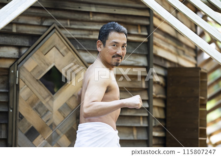 一名 50 多歲的男子正在享受桑拿 115807247