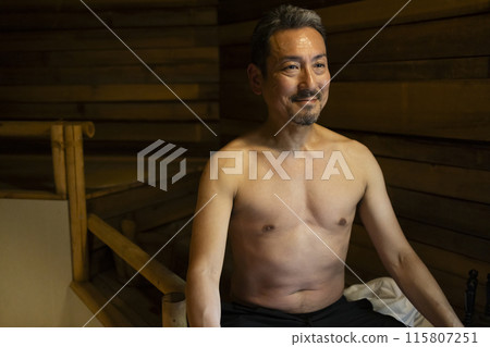 A man in his 50s enjoying the sauna 115807251