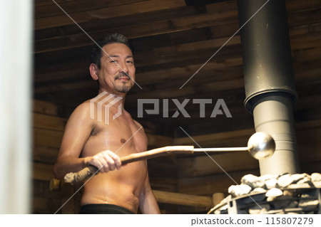 一名 50 多歲的男子正在享受桑拿 115807279