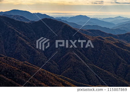 從甲部新嶽山和十渡嶺看到的奧多摩山脈和東京灣的早晨 115807869