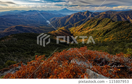Autumn foliage on Mount Kobushin and Todo Ridge, and a view of Mount Fuji 115807953