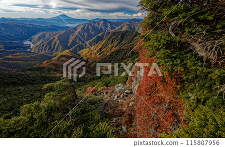 甲部新岳和十渡嶺的秋葉和富士山的景色 甲部新岳和十渡嶺的秋葉和富士山的景色 115807956