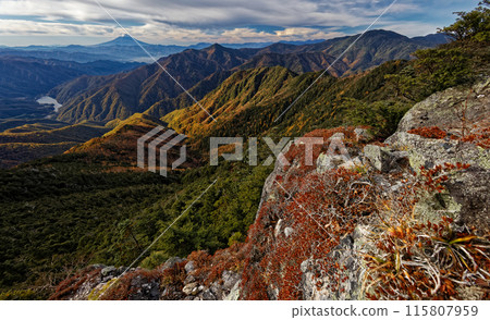 甲部新岳和十渡嶺的秋葉和富士山的景色 115807959