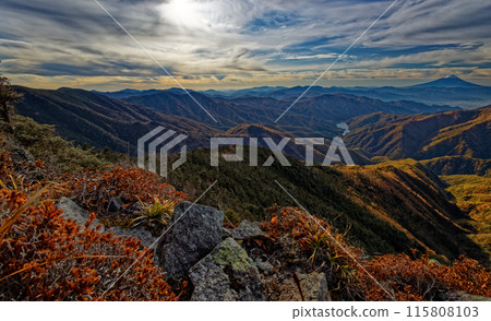 Autumn foliage on Mt. Kobushin and Todo Ridge, and the mountain ranges of Mt. Fuji and Okutama 115808103