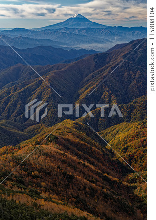 早上從甲部新岳和十渡嶺看到的紅葉和富士山 115808104