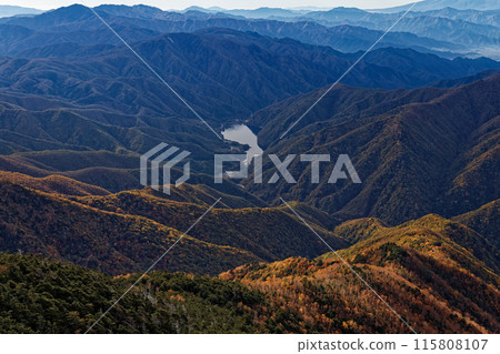 早上從神佛山/十渡嶺看到的廣瀨水壩湖和大菩薩/禦坂山脈 早上從神佛山/十渡嶺看到的廣瀨水壩湖和大菩薩/禦坂山脈 115808107