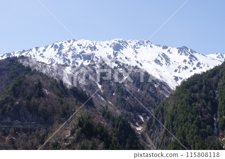 五月初的立山黑部阿爾卑斯山脈路線 - 從黑部水壩看到的立山 115808118
