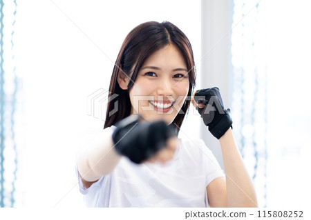 黑長髮的女人（拳擊運動、白色運動服、手套） 115808252