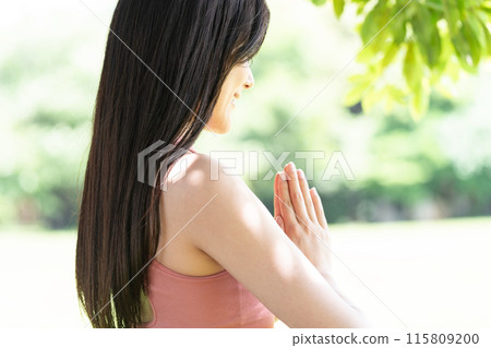 在綠色公園做瑜珈的女人的身體部位(雙手合十) 在綠色公園做瑜珈的女人的身體部位(雙手合十) 115809200