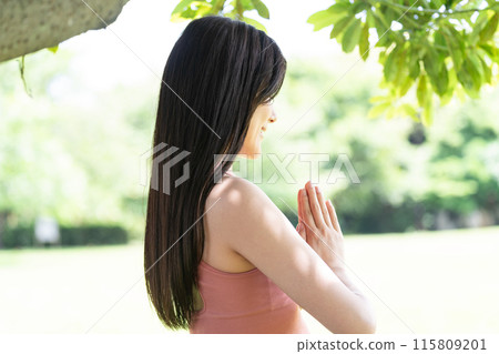 在綠色公園做瑜珈的女人的身體部位(雙手合十) 在綠色公園做瑜珈的女人的身體部位(雙手合十) 115809201