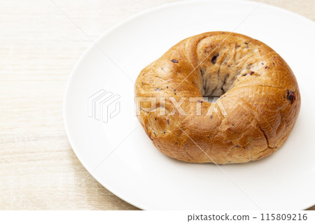 桌上的百吉餅麵包 115809216