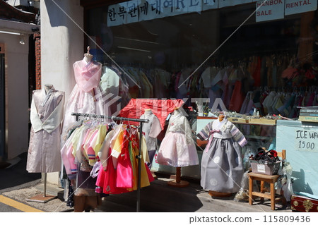 Walking the slopes of Bukchon Hanok Village, a highlight of Seoul tourism 115809436