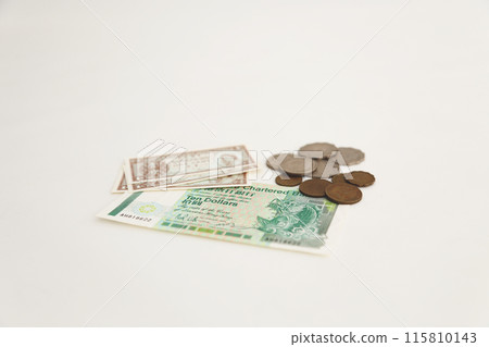 白色背景下的小舊世界貨幣系列港元 白色背景下的小舊世界貨幣系列港元 115810143