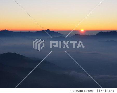 從北阿爾卑斯山的白真岳看到的朝陽 115810524