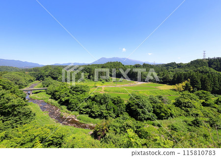 從那須高原大橋/栃木縣那須町眺望那須高原和那須山脈的新綠 從那須高原大橋/栃木縣那須町眺望那須高原和那須山脈的新綠 115810783