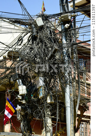 尼泊爾電線桿纏結的景象 尼泊爾電線桿纏結的景象 115811397