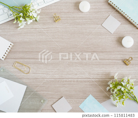 自然的辦公桌框架,時尚的工作空間 自然的辦公桌框架,時尚的工作空間 115811483