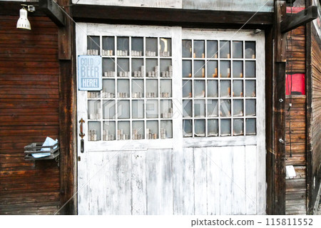 拉門設計 拉門裝飾有葡萄酒瓶塞 115811552