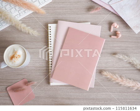 時尚的筆記本,女性化的電腦桌形象 時尚的筆記本,女性化的電腦桌形象 115811634