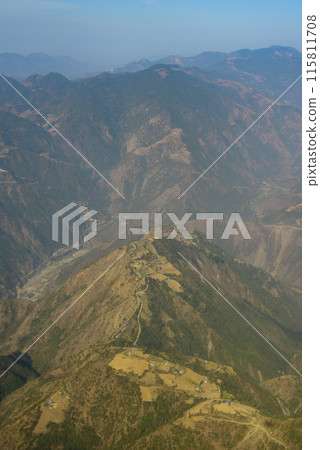 從飛機窗口看到尼泊爾喜馬拉雅山的美麗景色 從飛機窗口看到尼泊爾喜馬拉雅山的美麗景色 115811708