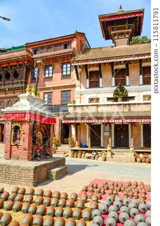 尼泊爾加德滿都郊區巴克塔普爾市陶器市場風景 尼泊爾加德滿都郊區巴克塔普爾市陶器市場風景 115811791