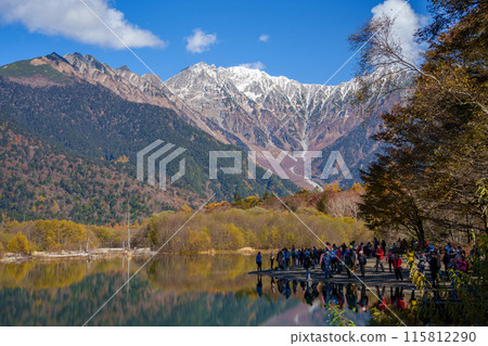 上高地的秋葉，遊客從大正池（日本長野縣）眺望穗高山脈 115812290