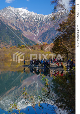上高地的秋葉，遊客從大正池（日本長野縣）眺望穗高山脈 115812291