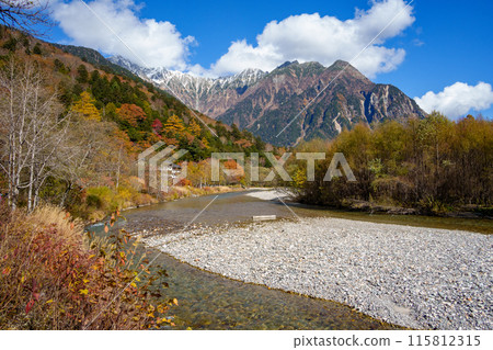 上高地的紅葉、梓川沿岸的風景、大正池到河童橋(日本長野縣) 上高地的紅葉、梓川沿岸的風景、大正池到河童橋(日本長野縣) 115812315