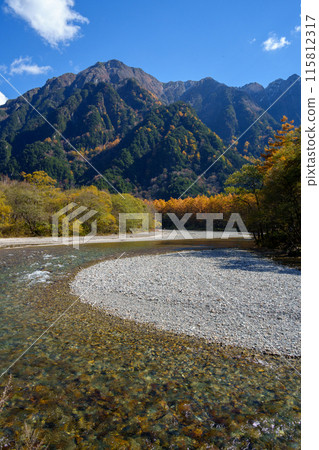 上高地的紅葉、梓川沿岸的風景、大正池到河童橋(日本長野縣) 上高地的紅葉、梓川沿岸的風景、大正池到河童橋(日本長野縣) 115812317