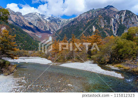 從河童橋看到的上高地和穗高山脈的秋葉（日本長野縣） 115812323