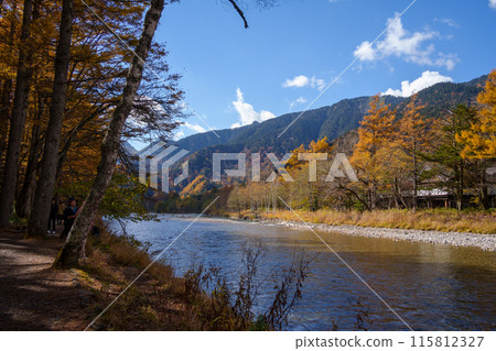 Autumn foliage in Kamikochi, view from the promenade along the Azusa River (Nagano Prefecture, Japan) Autumn foliage in Kamikochi, view from the promenade along the Azusa River (Nagano Prefecture, Japan) 115812327