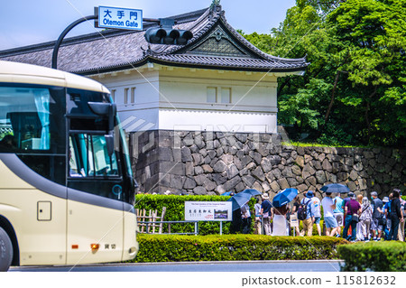 日本東京城市景觀入境復興...東京擠滿了外國遊客。前往大手門的外國遊客=6月 日本東京城市景觀入境復興...東京擠滿了外國遊客。前往大手門的外國遊客=6月 115812632