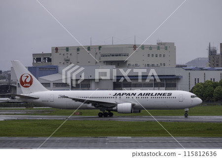 大阪機場/伊丹機場/日航波音767滑行風景 115812636