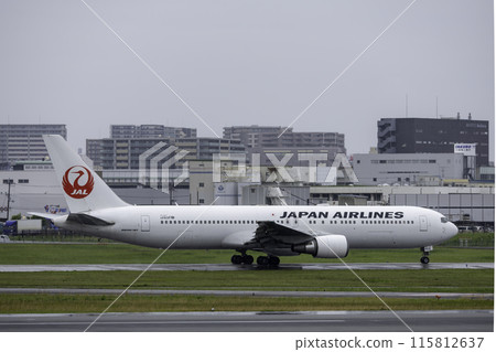 大阪機場/伊丹機場/日航波音767滑行風景 大阪機場/伊丹機場/日航波音767滑行風景 115812637