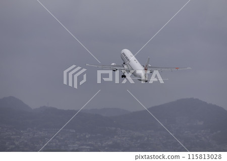 日本航空波音 767 從多雨的大阪機場/伊丹機場起飛 115813028