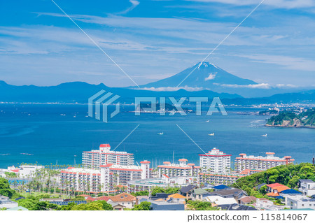 [Kanagawa Prefecture] Enoshima and Mt. Fuji seen from the residential area of Shonan 115814067