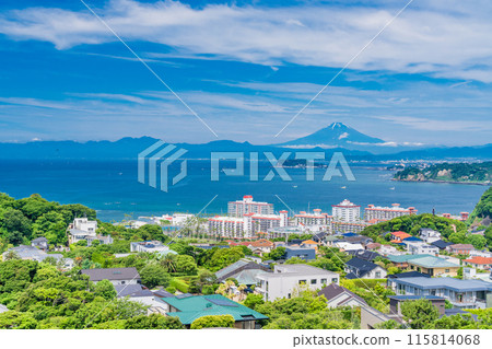 【神奈川縣】湘南住宅區上空看到的江之島和富士山 115814068