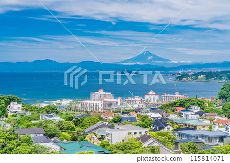 [Kanagawa Prefecture] Enoshima and Mt. Fuji seen from the residential area of Shonan 115814071