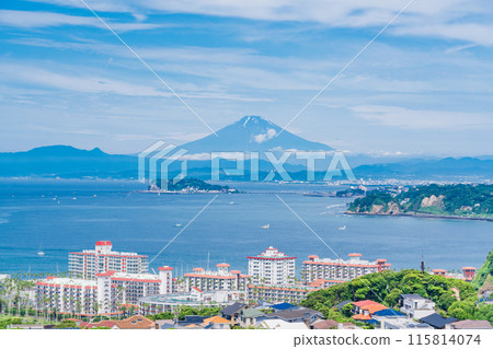 【神奈川縣】湘南住宅區上空看到的江之島和富士山 115814074