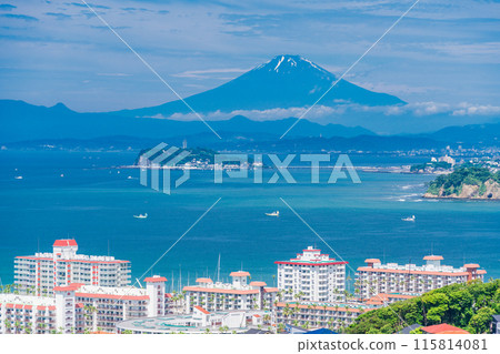【神奈川縣】湘南住宅區上空看到的江之島和富士山 【神奈川縣】湘南住宅區上空看到的江之島和富士山 115814081