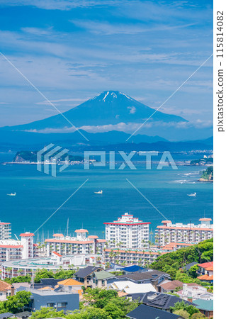 [Kanagawa Prefecture] Enoshima and Mt. Fuji seen from the residential area of Shonan 115814082
