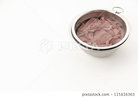 Draining the blood from pork liver 115816363