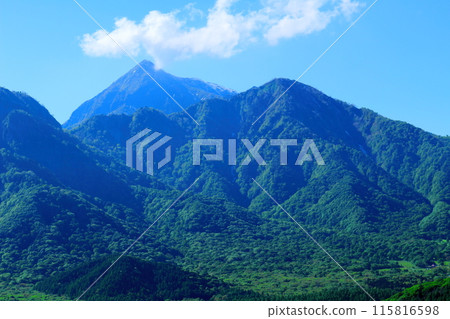 Mount Togakushi, Mount Kurohime and Mount Takatsuma in June Mount Togakushi, Mount Kurohime and Mount Takatsuma in June 115816598