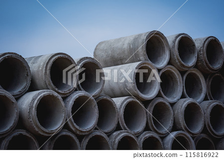 A stack of concrete ring pipes piled and creating a symmetrical arrangement 115816922